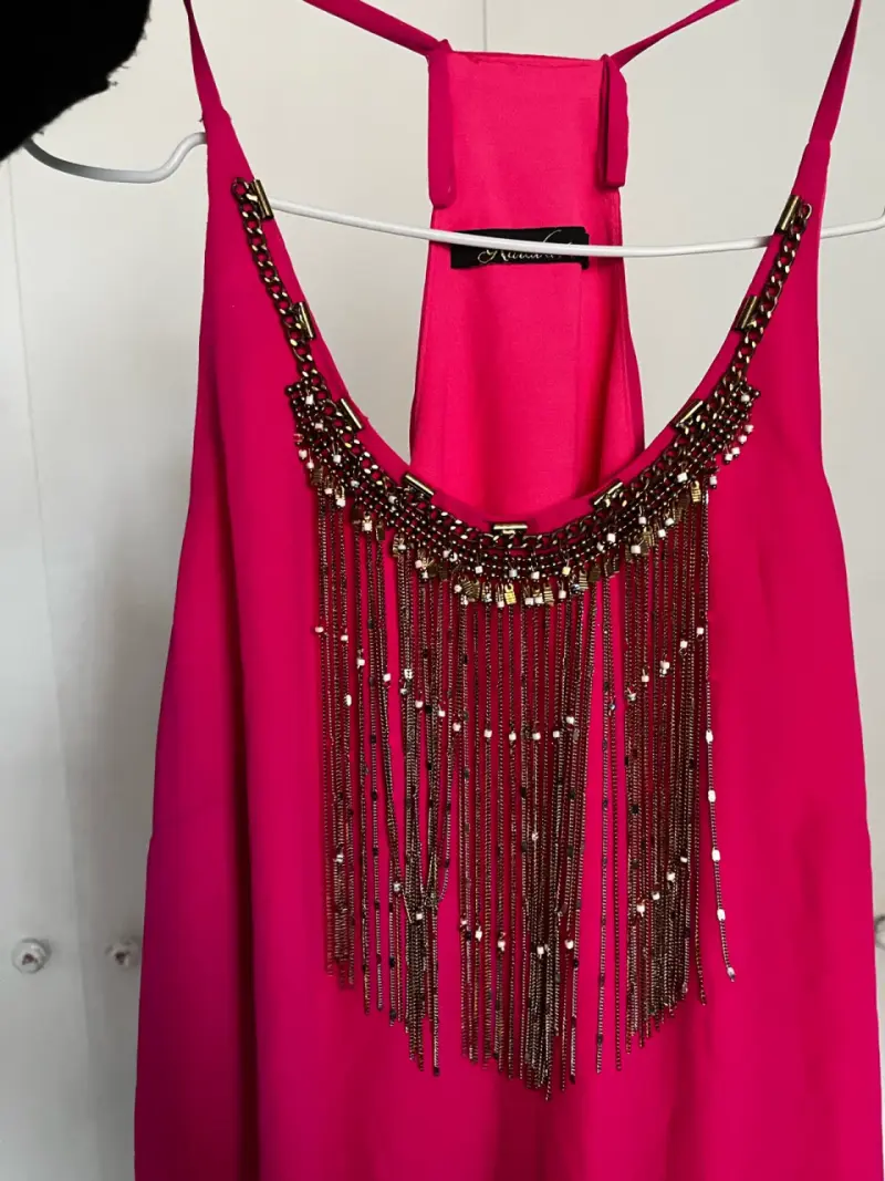 Vestido fucsia con detalles de flecos brillantes - 2