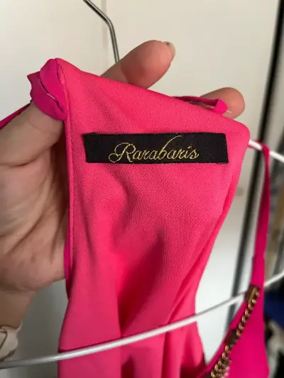 Vestido fucsia con detalles de flecos brillantes - miniatura 4