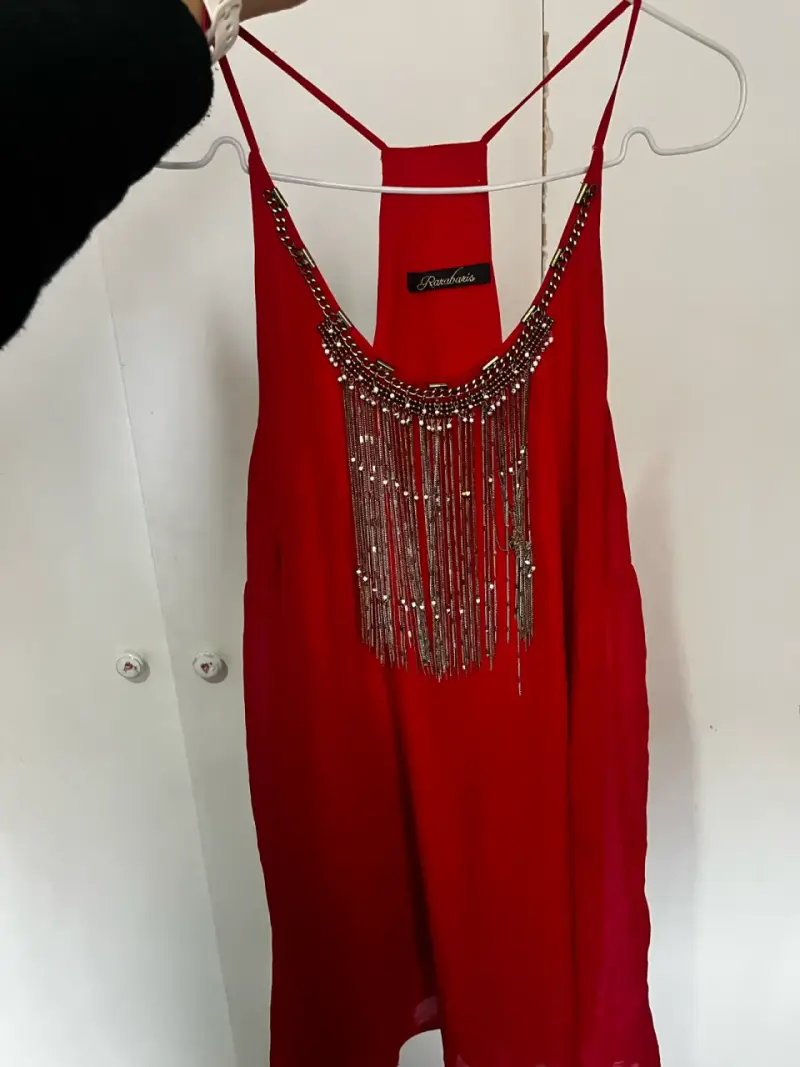 Vestido rojo con detalles de cadenas Ravabaris