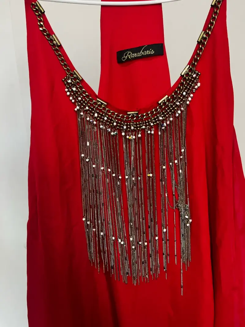 Vestido rojo con detalles de cadenas Ravabaris - 2