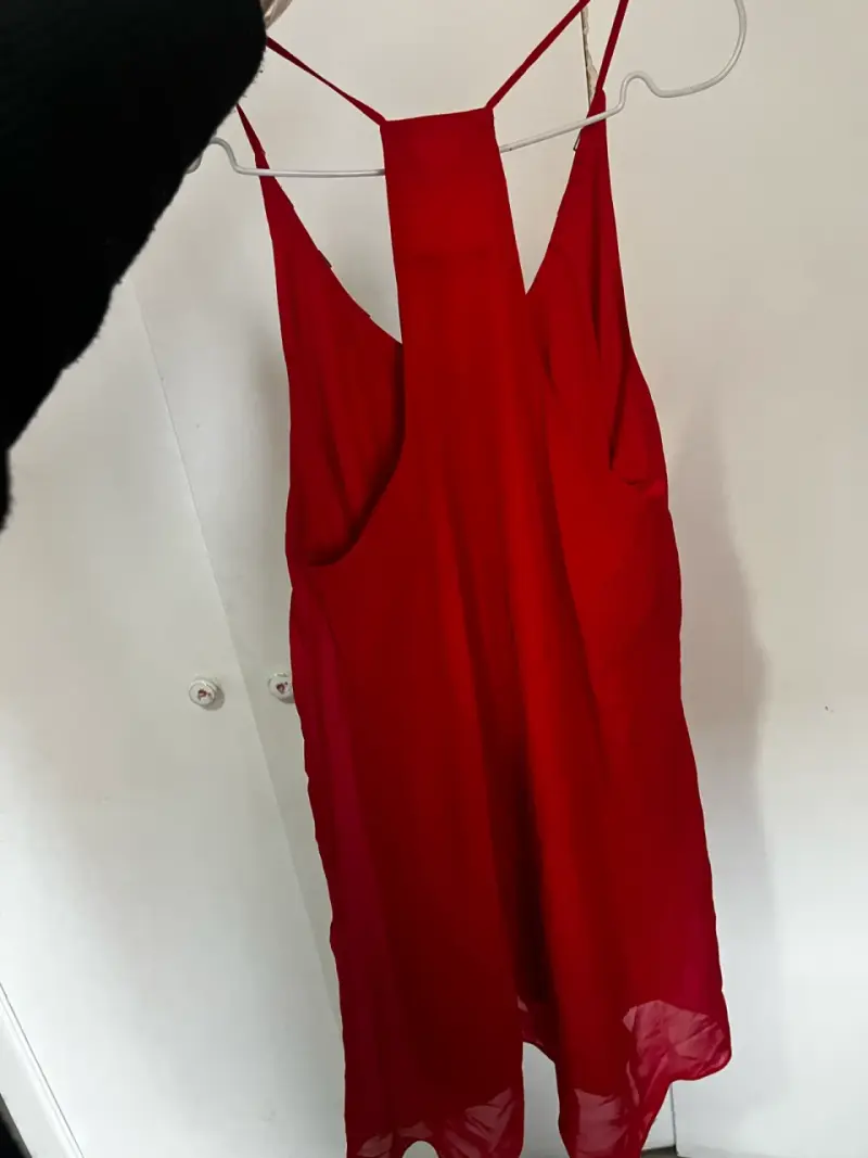 Vestido rojo con detalles de cadenas Ravabaris - 3