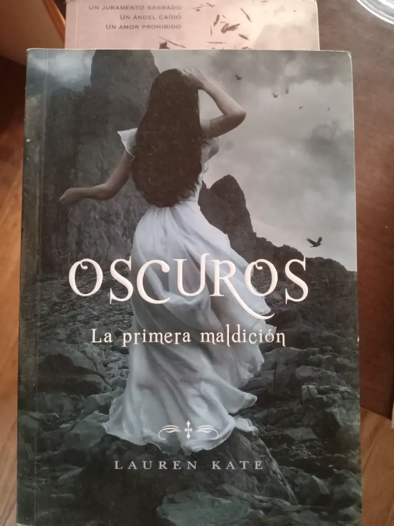 Libro Oscuros: La Primera Maldición de Lauren Kate