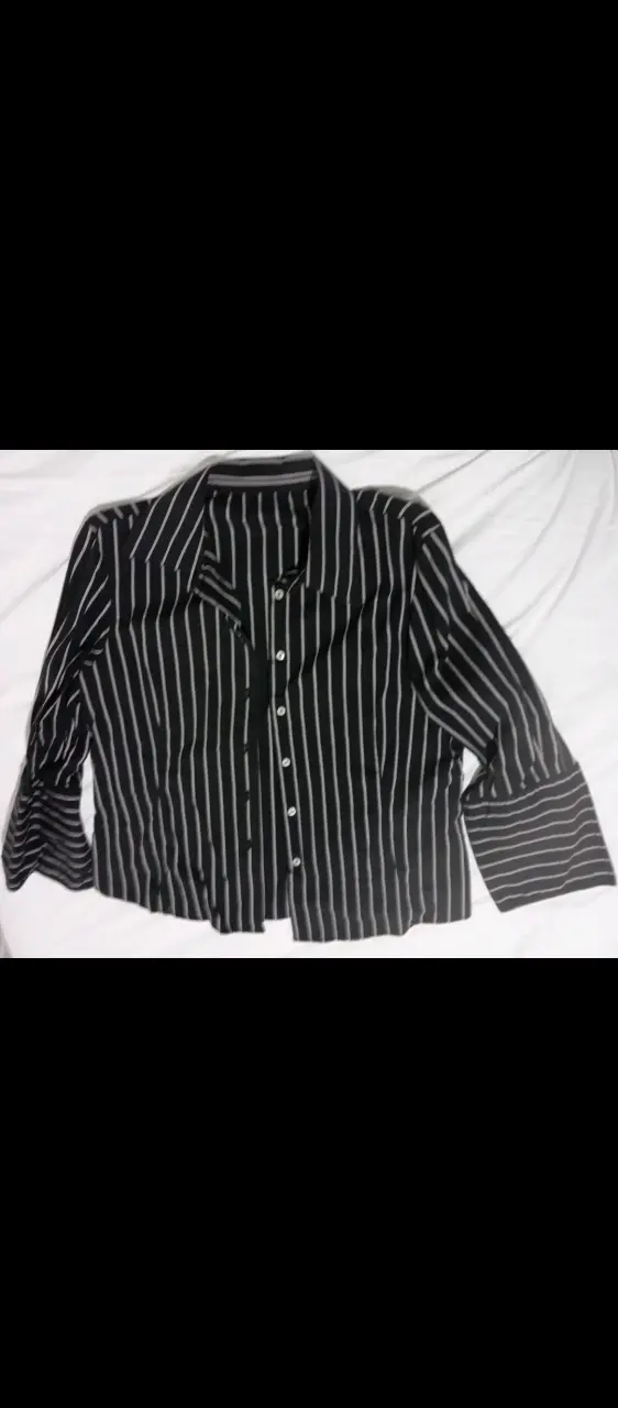 Camisa de rayas negras y gris para mujer