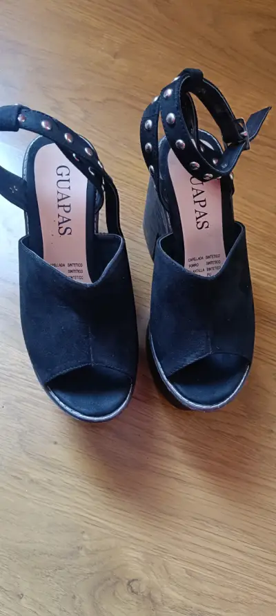 Sandalias negras de plataforma Guapas con tachas - miniatura 1