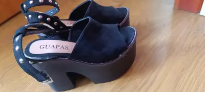 Sandalias negras de plataforma Guapas con tachas - miniatura 2