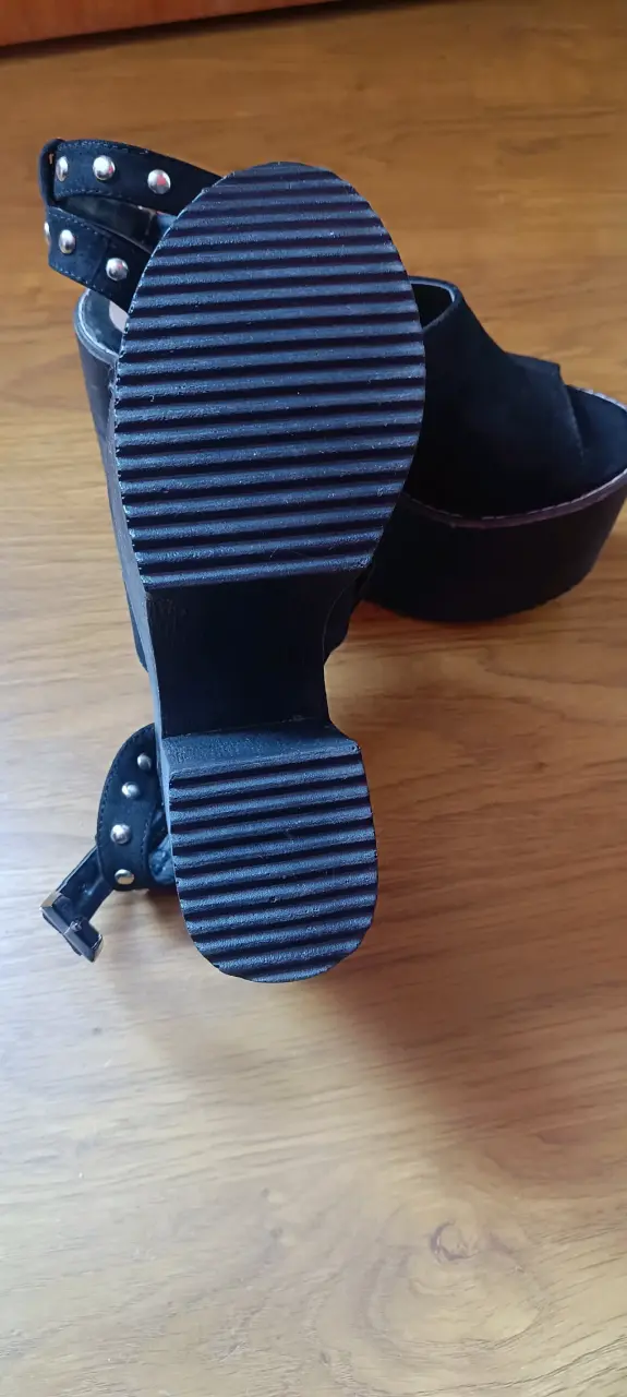 Sandalias negras de plataforma Guapas con tachas - 3