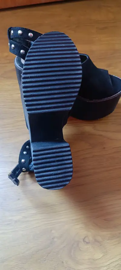Sandalias negras de plataforma Guapas con tachas - miniatura 3