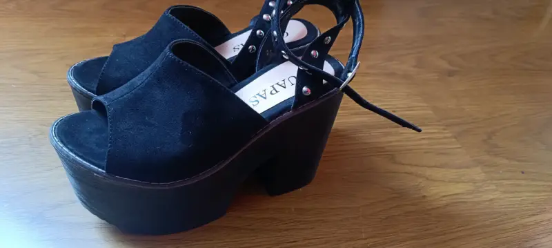 Sandalias negras de plataforma Guapas con tachas - 4