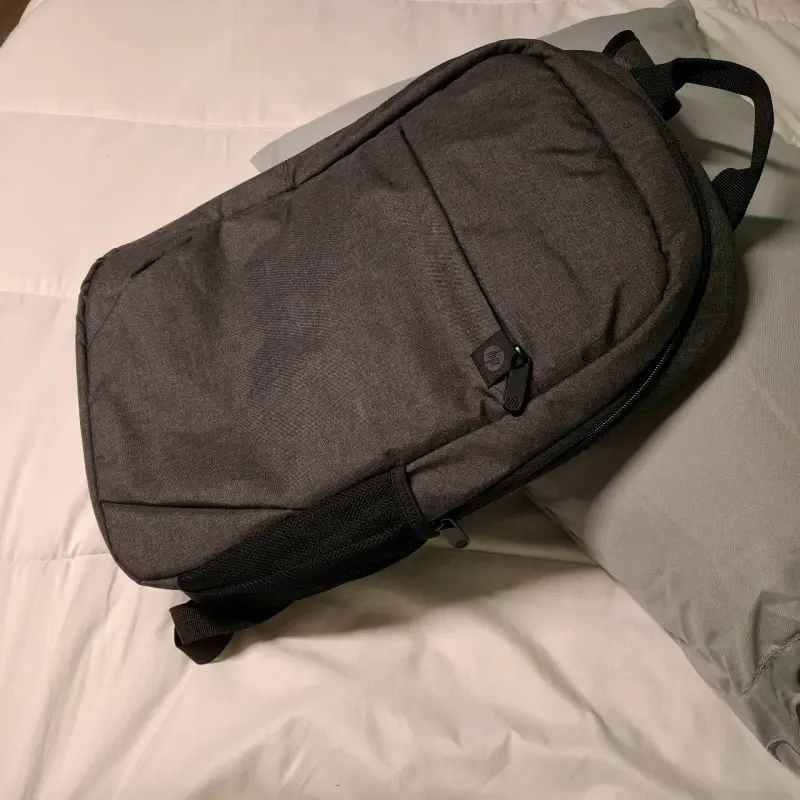Mochila gris para computador o viaje