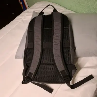 Mochila gris para computador o viaje - miniatura 2
