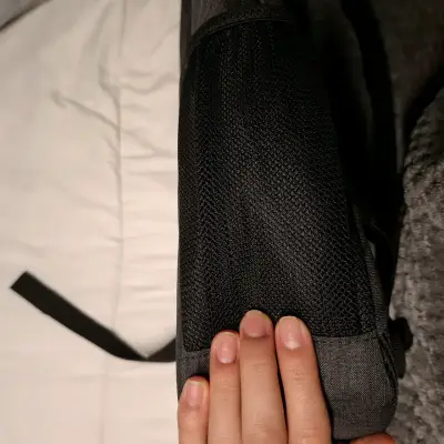 Mochila gris para computador o viaje - miniatura 4