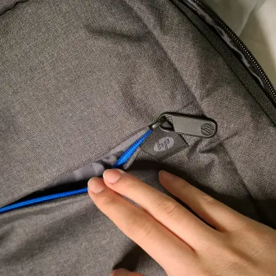 Mochila gris para computador o viaje - miniatura 6
