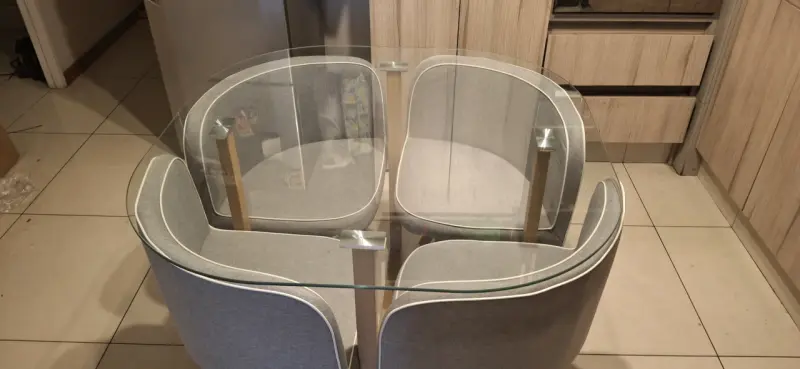 Comedor Redondo de Vidrio y Sillas Grises