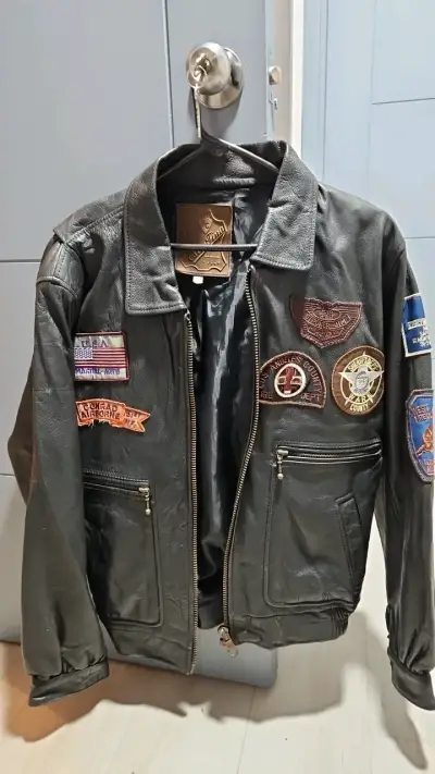 Chaqueta de cuero negra con parches estilo aviador - miniatura 1