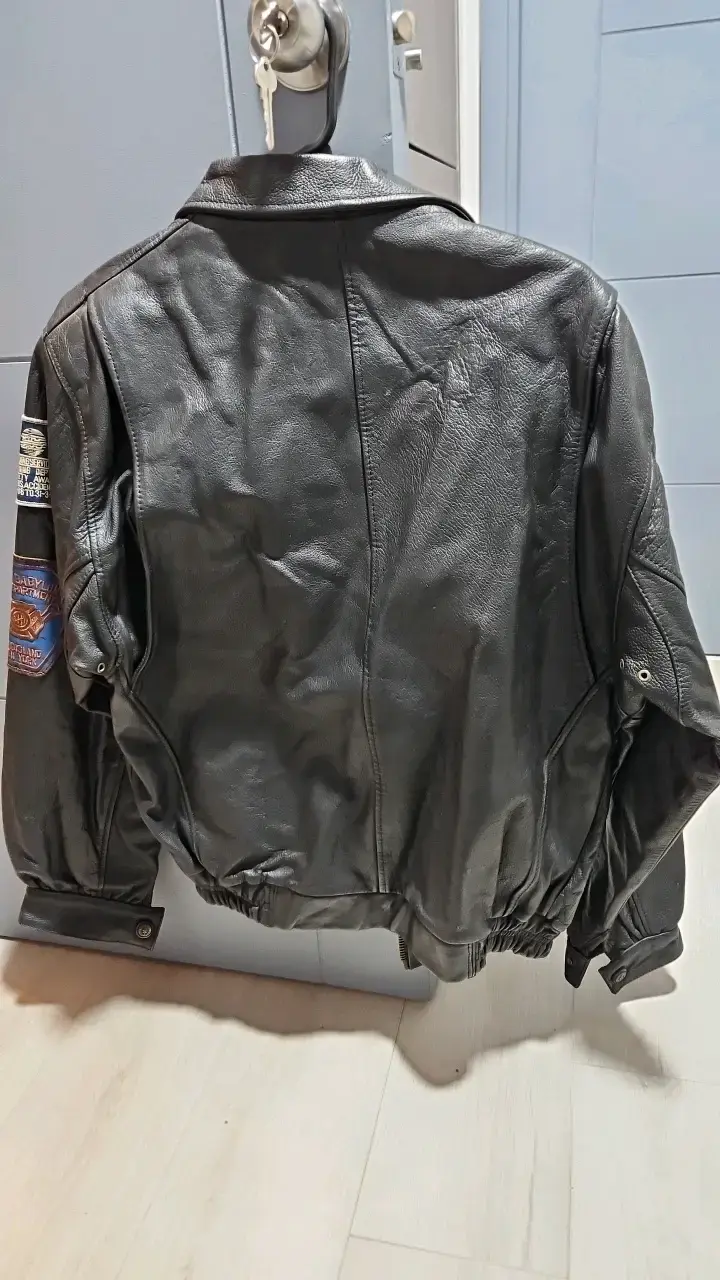 Chaqueta de cuero negra con parches estilo aviador - 2