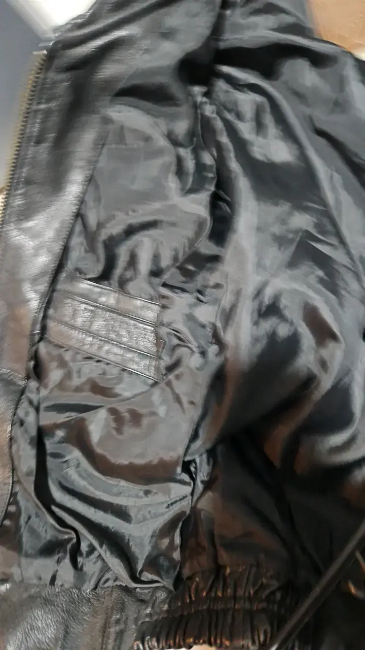 Chaqueta de cuero negra con parches estilo aviador - 4