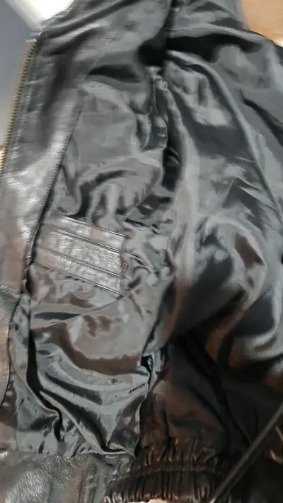 Chaqueta de cuero negra con parches estilo aviador - miniatura 4