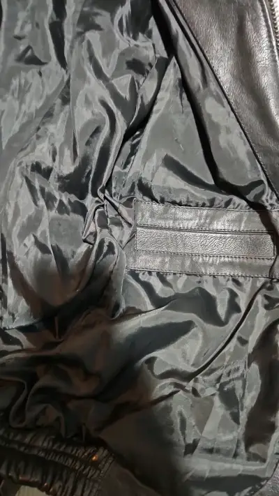 Chaqueta de cuero negra con parches estilo aviador - miniatura 5