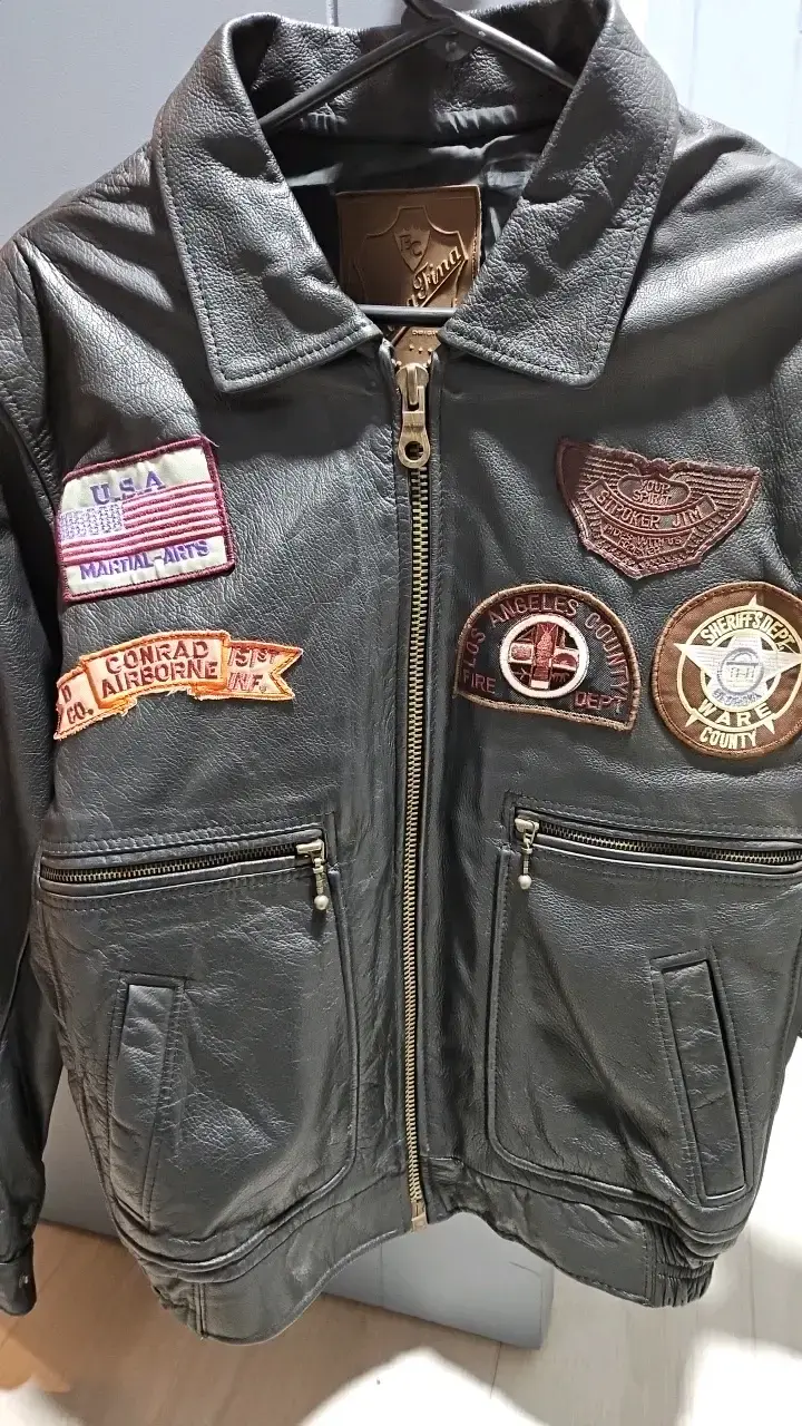 Chaqueta de cuero negra con parches estilo aviador - 6