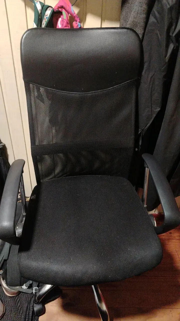 Silla de oficina ergonómica negra