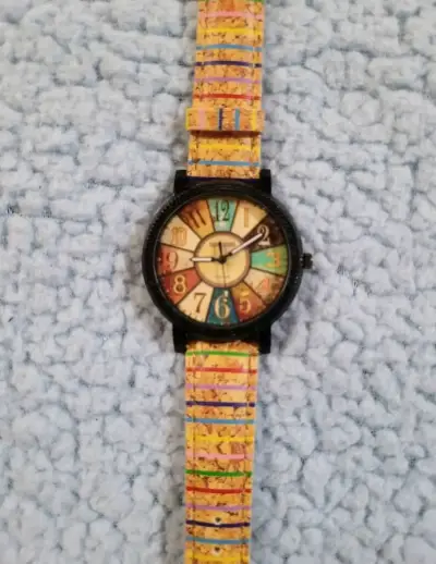 Reloj de pulsera con diseño único - miniatura 1