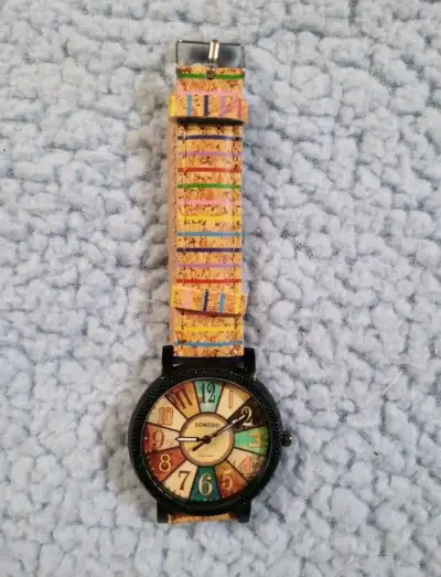 Reloj de pulsera con diseño único - miniatura 2