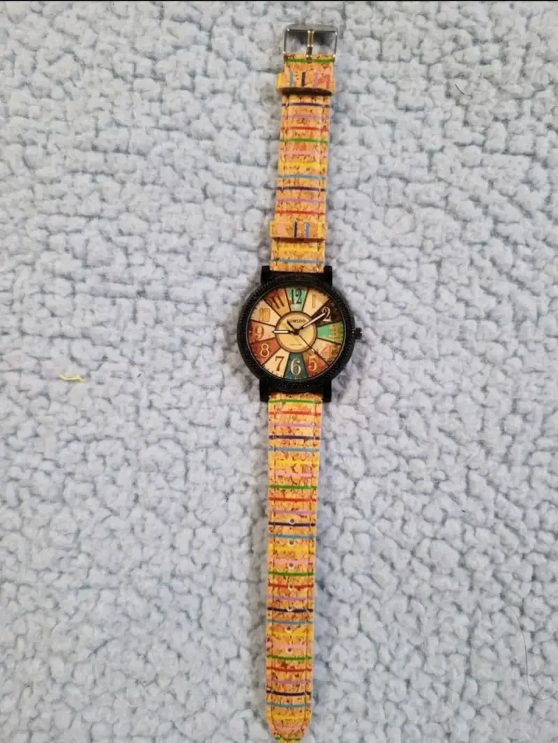 Reloj de pulsera con diseño único - 3