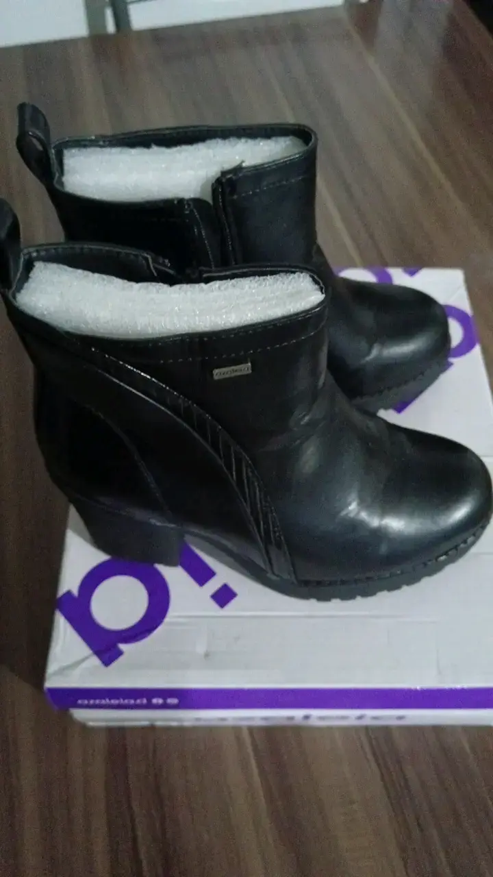 Botines de cuero negro Azaleia Isaac
