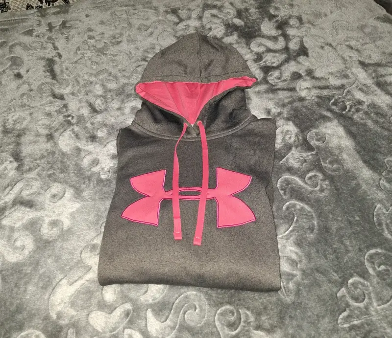 Polerón con capucha Under Armour gris y rosado - 2