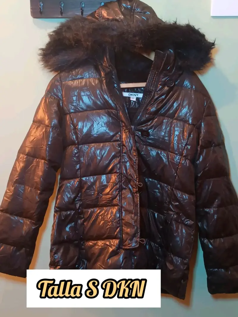 Chaqueta acolchada marrón con capucha DKNY talla S