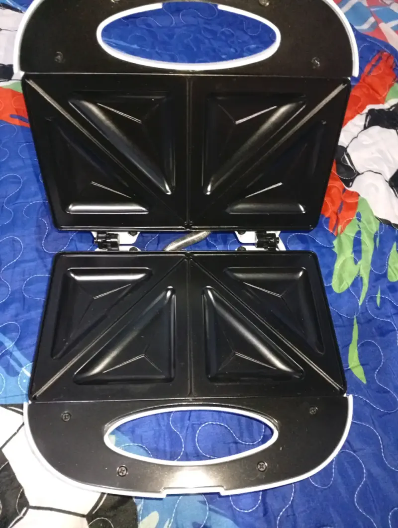 Sandwichera eléctrica blanca para 2 sándwiches