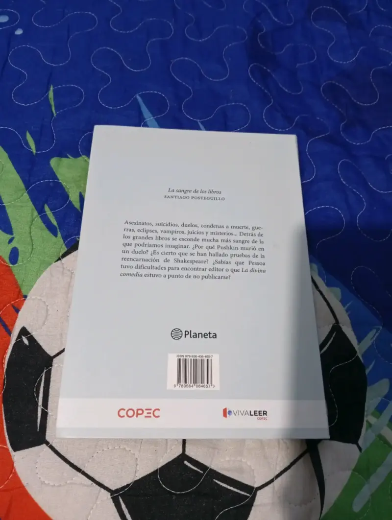 'La sangre de los libros' de Santiago Postegu - 2