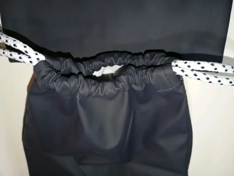 Bolsa de tela negra Lacoste con cordón - 4