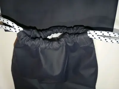 Bolsa de tela negra Lacoste con cordón - miniatura 4
