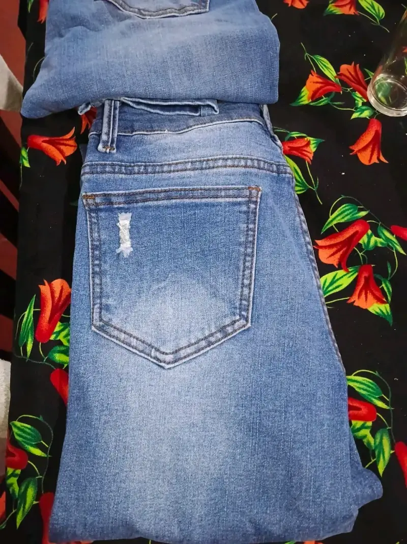 Jeans de mezclilla azul para mujer con detalle desgastado - 1