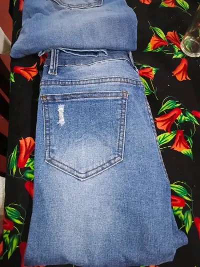 Jeans de mezclilla azul para mujer con detalle desgastado - miniatura 1