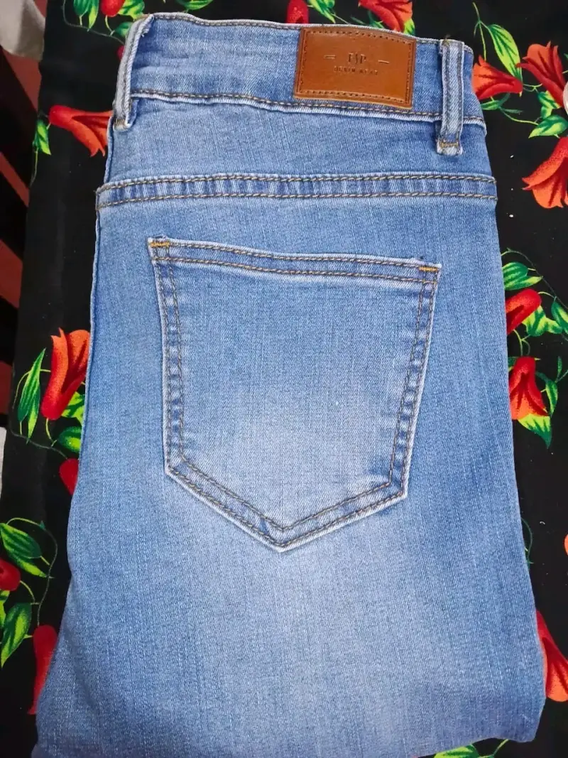 Jeans de mezclilla azul para mujer con detalle desgastado - 2