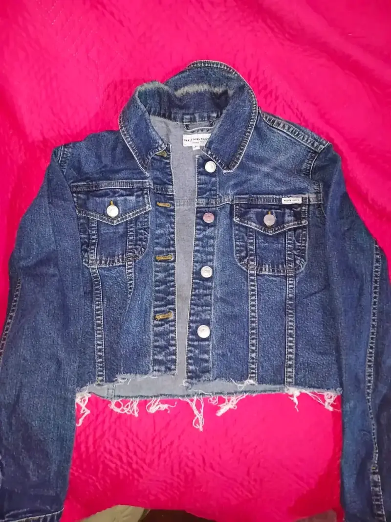 Jeans de mezclilla azul para mujer con detalle desgastado - 3