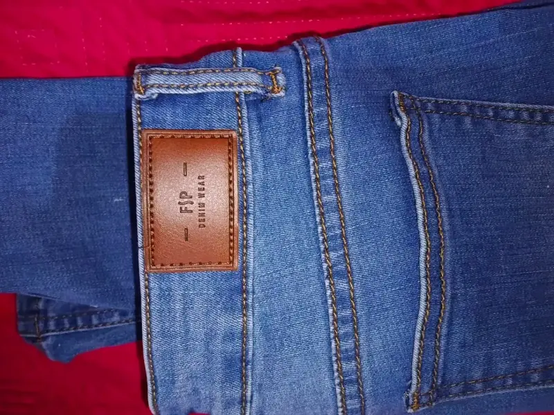 Jeans de mezclilla azul para mujer con detalle desgastado - 4