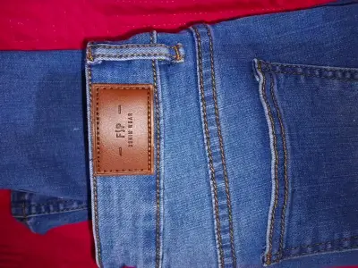 Jeans de mezclilla azul para mujer con detalle desgastado - miniatura 4