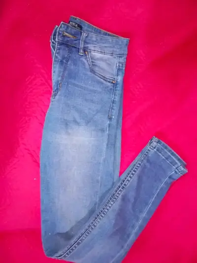 Jeans de mezclilla azul para mujer con detalle desgastado - miniatura 5