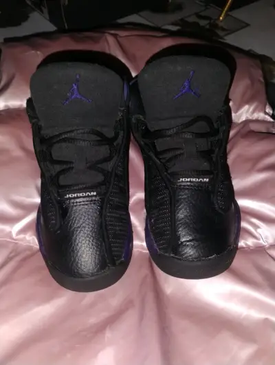 Zapatillas deportivas negras y moradas Jordan para niños - miniatura 1