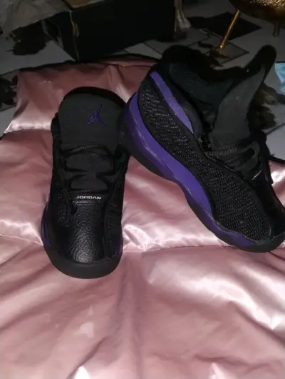 Zapatillas deportivas negras y moradas Jordan para niños - miniatura 2