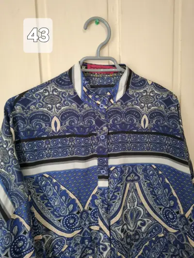 Vestido camisero azul con estampado bohemio - miniatura 1