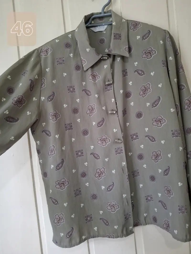 Blusa de mujer con estampado floral y volantes - 3