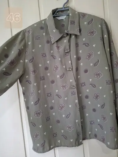 Blusa de mujer con estampado floral y volantes - miniatura 3