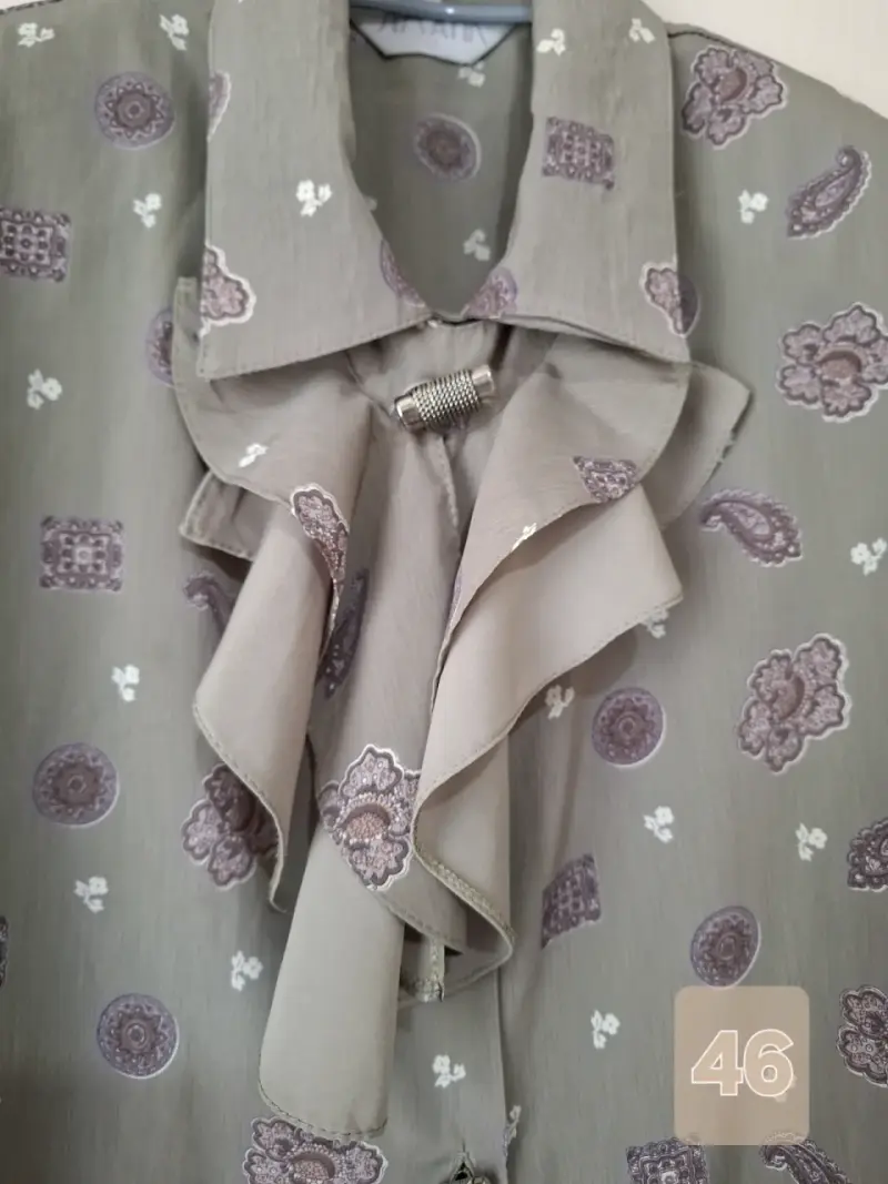 Blusa de mujer con estampado floral y volantes - 4