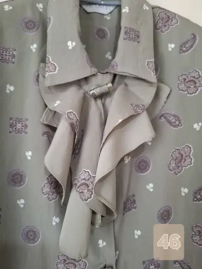 Blusa de mujer con estampado floral y volantes - miniatura 4