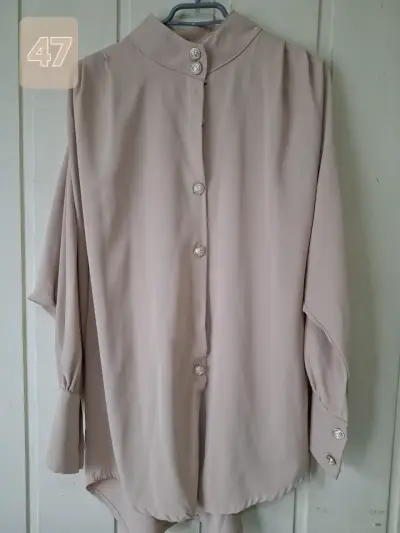 Blusa beige de manga larga con botones decorativos - miniatura 1