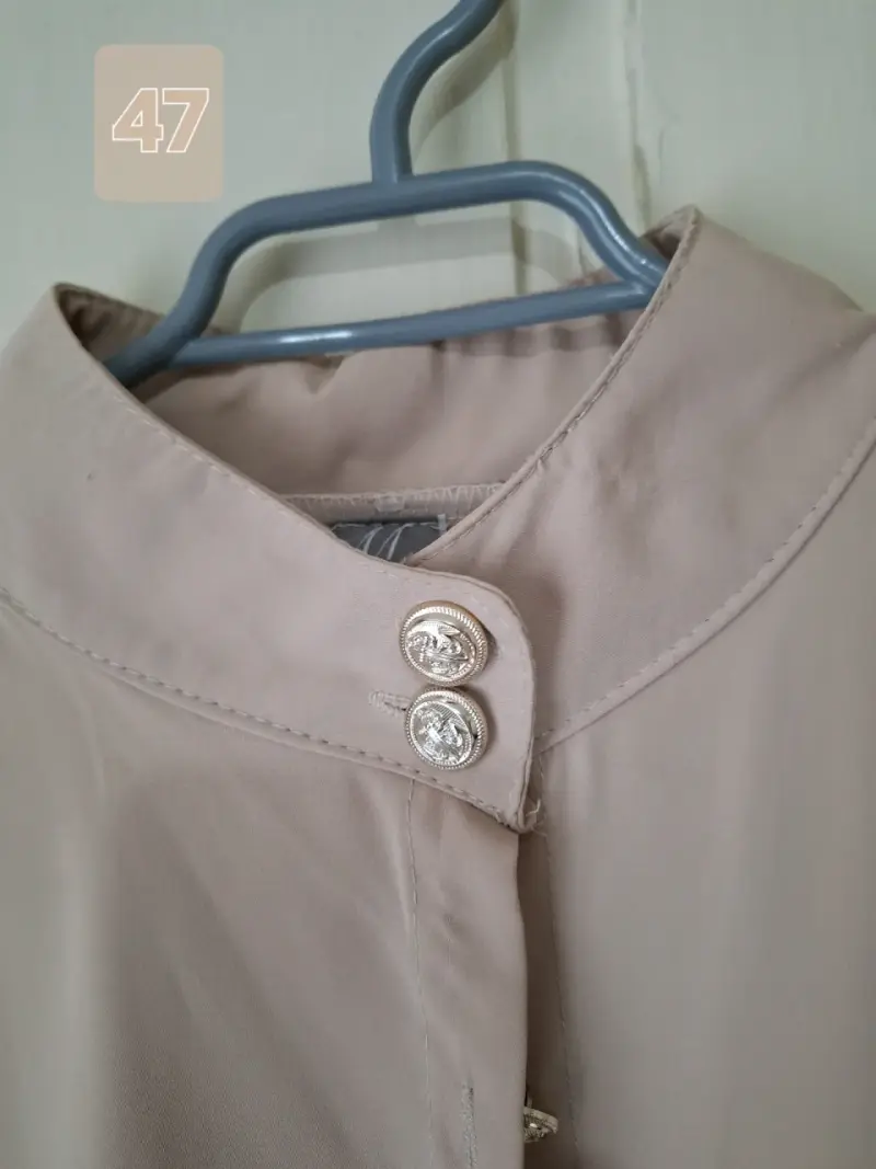 Blusa beige de manga larga con botones decorativos - 2